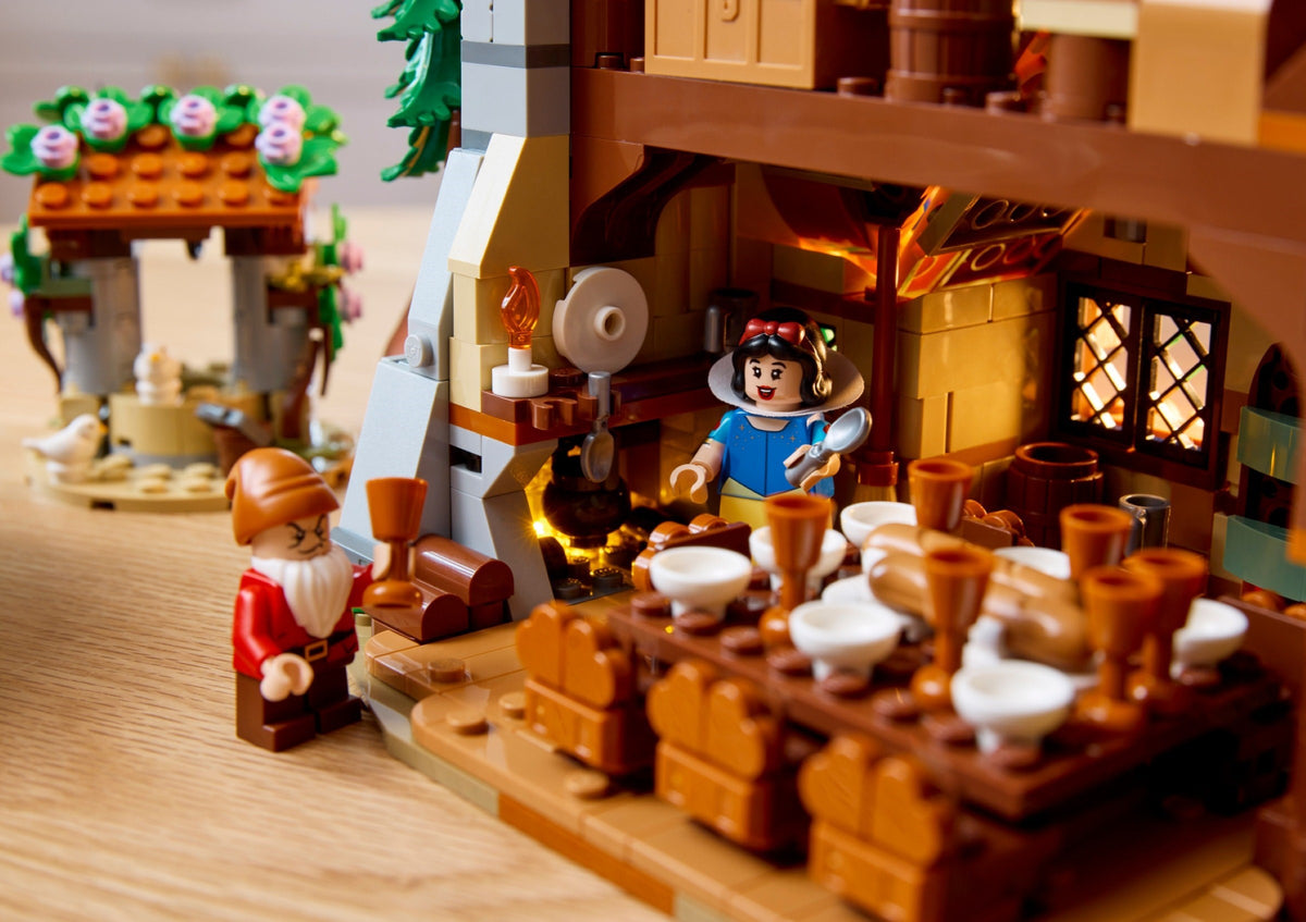 LEGO Disney 43242 Die Hütte von Schneewittchen und den sieben Zwergen
